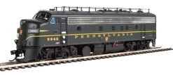 WalthersProto EMD FP7 - F7B Standard DC -- Pennsylvania Railroad 9846A, 9846B (Brunswick Green, Single Dulux Gold Strip